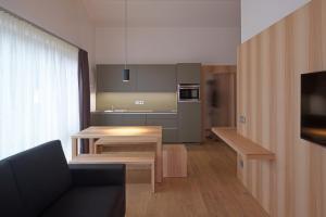 奥蒂塞伊拉尔西乌内公寓式酒店的一间带桌子的客厅和一间厨房