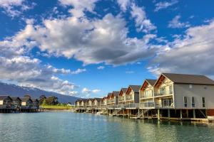 克伦威尔Marsden Lake Resort Central Otago的水面上一排房子