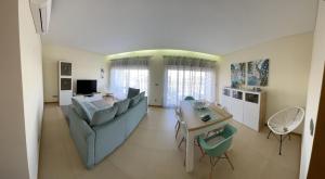 阿尔布费拉Albufeira Lux Apartment的客厅配有沙发和桌子