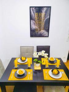 林茨Leon 3 wunderschönes neues Apartment的一张餐桌,配有黄色餐巾和黄色餐巾纸