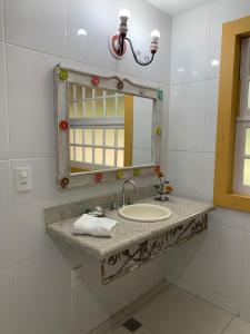 蒂拉登特斯瑞尔别墅旅馆的一间带水槽和镜子的浴室