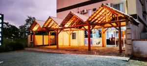 佩尼亚Do Parque Pousada的建筑物前有遮阳篷的建筑物