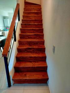 圣卡洛斯-德巴里洛切Departamento playa bonita Bariloche的房屋内带木台阶的楼梯