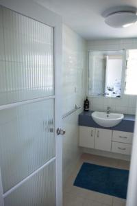 米申海滩Beach Haven的白色的浴室设有水槽和镜子
