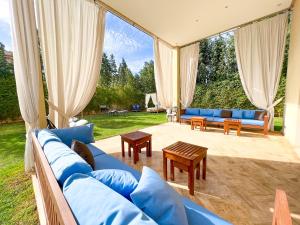 马拉喀什Riad villa saphir & SPA的客厅配有蓝色的沙发和桌子