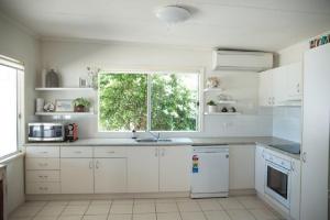 米申海滩Beach Haven的白色的厨房设有窗户和水槽