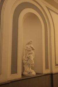 那不勒斯B&B Scarlatti 60的坐在领带上的女人的雕像