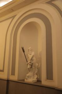 那不勒斯B&B Scarlatti 60的手杖架上的男人的雕像