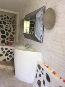 特鲁卡那拉特Villa Cocodome的一间带水槽和牛印墙的浴室