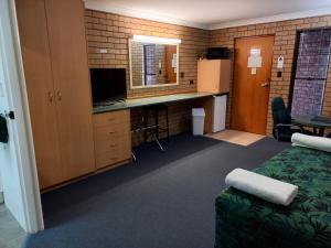 贡迪温迪麦金太尔汽车旅馆的客房设有一张床、一张桌子和一台电脑