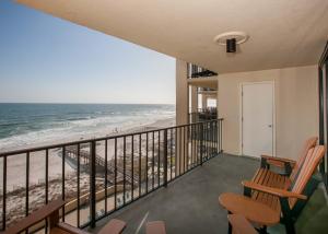 奥兰治比奇Phoenix II 2067的阳台配有两把椅子,享有海滩美景