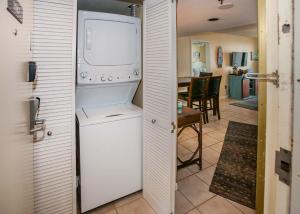 奥兰治比奇Phoenix II 2067的一间厨房,在房间内配有洗衣机和烘干机