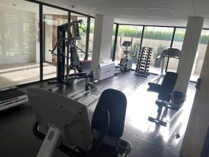 蒙得维的亚Exclusivo y elegante!的健身房设有跑步机、健身器材和窗户