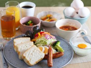 名古屋Henn na Hotel Express Nagoya Fushimi Ekimae的一块带三明治、蔬菜和鸡蛋的食物