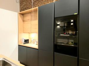 布鲁塞尔Brand new CAMELIA ROOM with private bathroom的厨房配有黑色冰箱和水槽