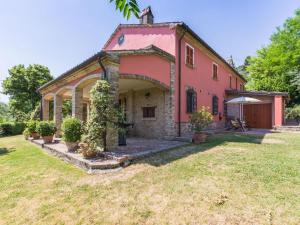 MondavioBelvilla by OYO Villa Azzurra的一座带庭院的粉红色古屋