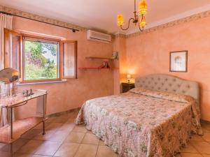 MondavioBelvilla by OYO Villa Azzurra的一间卧室设有一张床和一个窗口