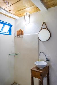 托兰克索Villa Hortencia Trancoso的浴室设有水槽和墙上的镜子
