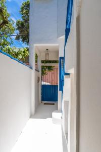 托兰克索Villa Hortencia Trancoso的带有蓝色门的房子的走廊