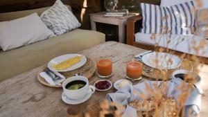 曼克拉Amai Luna的咖啡桌,早餐食品和饮料