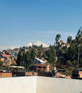 瓦拉斯Montañero Hostel的享有以山脉为背景的城市美景