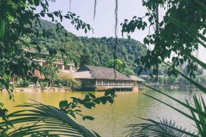 宁平Thung Nham Resort的一座位于湖上的山房