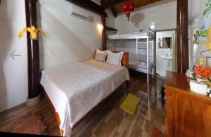 峰牙Cornflower Homestay PHONG NHA的一间带大床的卧室和一间浴室