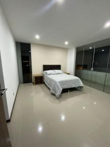 塔里哈Departamento tres dormitorios的一间设有床铺的卧室,位于带窗户的房间内