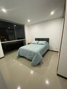 塔里哈Departamento tres dormitorios的一间白色客房内的床铺卧室