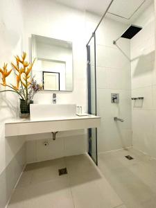 科隆Ruhe Suites Coron的白色的浴室设有水槽和淋浴。