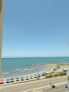 卡塔赫纳Apartamento mar的享有海滩美景,配有遮阳伞和海洋美景。