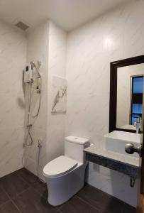 Ban Nua Khlongโรงแรมชลาลัย กระบี่ Chalalai Hotel Krabi的浴室配有卫生间、盥洗盆和淋浴。