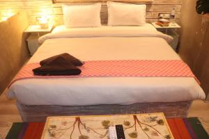 乌代浦Bunkyard Hostel的一间卧室配有一张床铺,床上有毯子