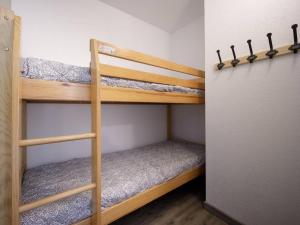 格尔姆Appartement Peyragudes, 2 pièces, 6 personnes - FR-1-695-4的小房间设有两张双层床