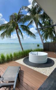 Ban Thong PhluVilla Mandi的棕榈树海滩上的浴缸