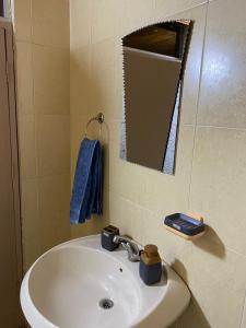 马达巴MiaDa’bia的浴室设有白色水槽和镜子