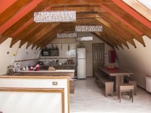 蓬塔阿雷纳斯恩特雷里奥斯恩托斯旅馆的一间带木制天花板的厨房和一间带桌子的厨房