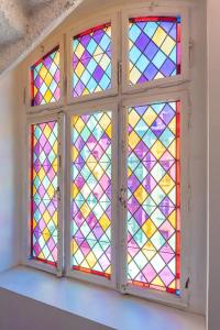 梅斯Hôtel Le Mondon METZ的室内的窗户有彩色玻璃