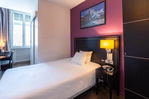 梅斯Hôtel Le Mondon Metz的卧室配有一张白色大床和紫色墙壁
