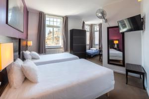 梅斯Hôtel Le Mondon Metz的卧室配有一张白色大床和镜子