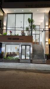 宁平The Queen Hotel Ninh Binh的大楼前有楼梯的商店
