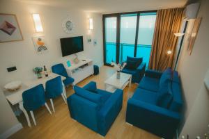巴统Come a Lot Aparthotel Batumi的享有带蓝色家具的客厅的顶部景致