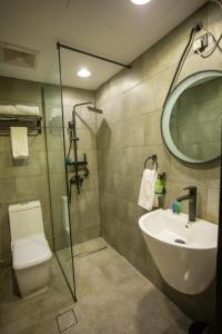 迈季迈阿Karims Hotel的一间带水槽、卫生间和镜子的浴室