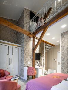 诺维萨德Queen Palace的一间卧室设有高架床和楼梯。