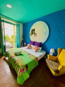 塞维利亚塞维利亚奇特艺术旅馆的卧室配有一张壁挂式大球床