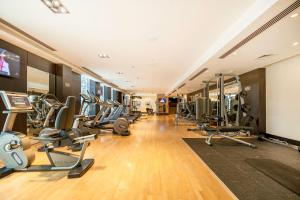 迪拜Burj Residences T3 Premium Apartment的健身房设有跑步机和椭圆机