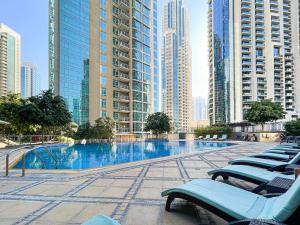 迪拜Burj Residences T3 Premium Apartment的一座位于高楼城市的游泳池