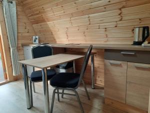 Silberstedt02 Premium Camping Pod的木墙客房内的桌椅