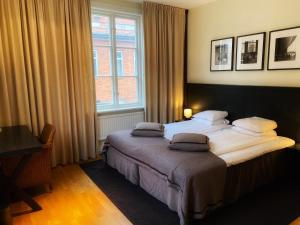 哥德堡Hotel Villan的一间卧室配有一张带两个枕头的床