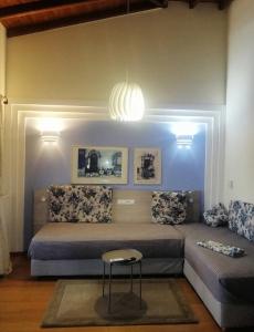 伊里斯斯Αλσύλλιο - Alsillio studio apartments的客厅配有床和椅子